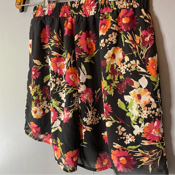 Dee Elly Floral Black Women's Shorts size medium - Picture 5 of 7